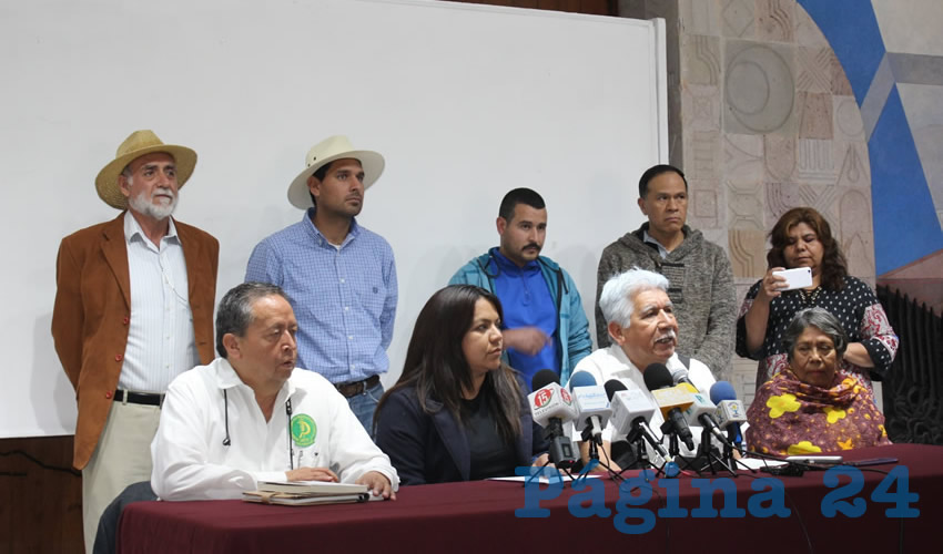 Claudia Castellón Campa, integrante del Movimiento Civil Chalchihuites: Ante la actual problemática, dijeron que en conjunto con la manifestación, exigirán un estudio hidrogeológico, un estudio geotécnico, medidas correctivas a la empresa o suspensión de actividades. (Foto: Merari Martínez Castro)