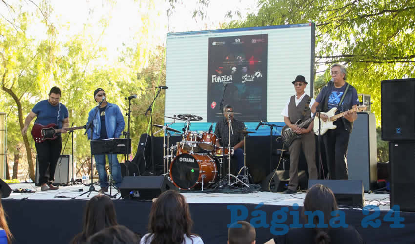 Los asistentes pudieron disfrutar de las propuestas musicales de ambas agrupaciones, las cuales experimentan la mezcla de diversos géneros con el Blues