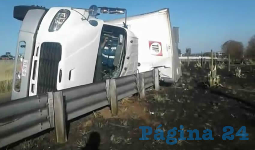 Tras una fallida vuelta, el tráiler quedó sobre su costado izquierdo