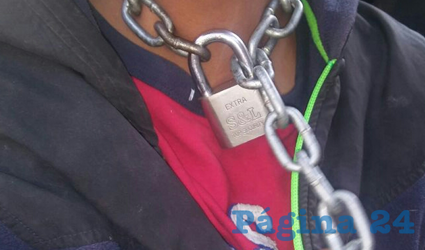 La cadena estaba atada al cuello y asegurada con un candado