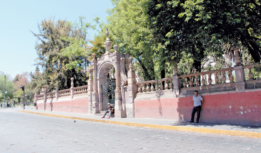 Los maleantes se treparon al busto que está en el centro de este espacio dedicado a la madre frente a la Alameda Trinidad García de la Cadena (Fotos Rocío Castro Alvarado)