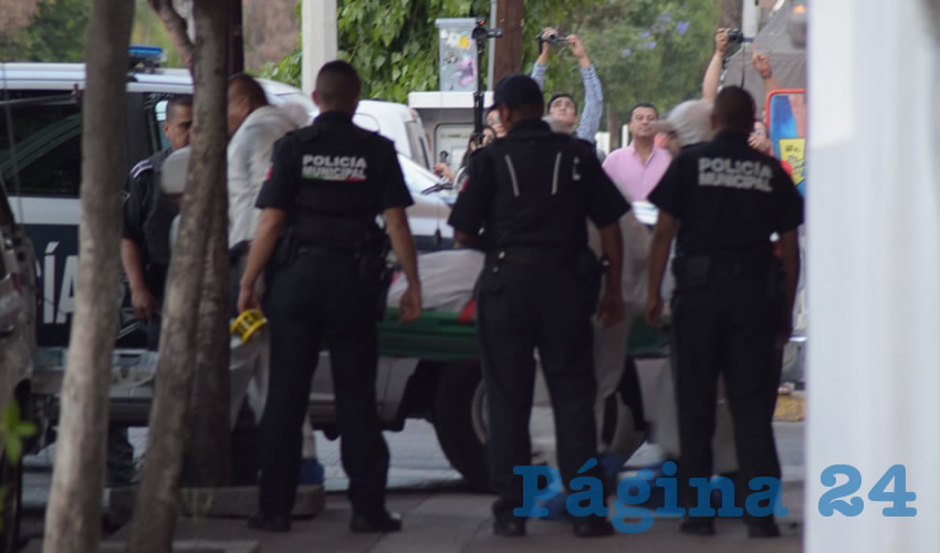 El traslado del cuerpo rumbo al Servicio Médico Forense