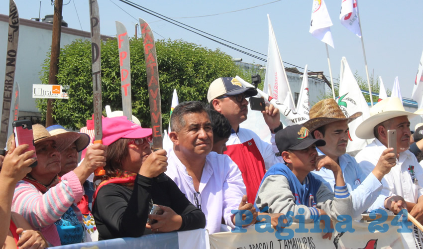 “Vamos a hacer historia, y vamos a lograrla de manera pacífica, a lograr el cambio que requiere nuestro país, nuestra patria”, subrayó López Obrador.