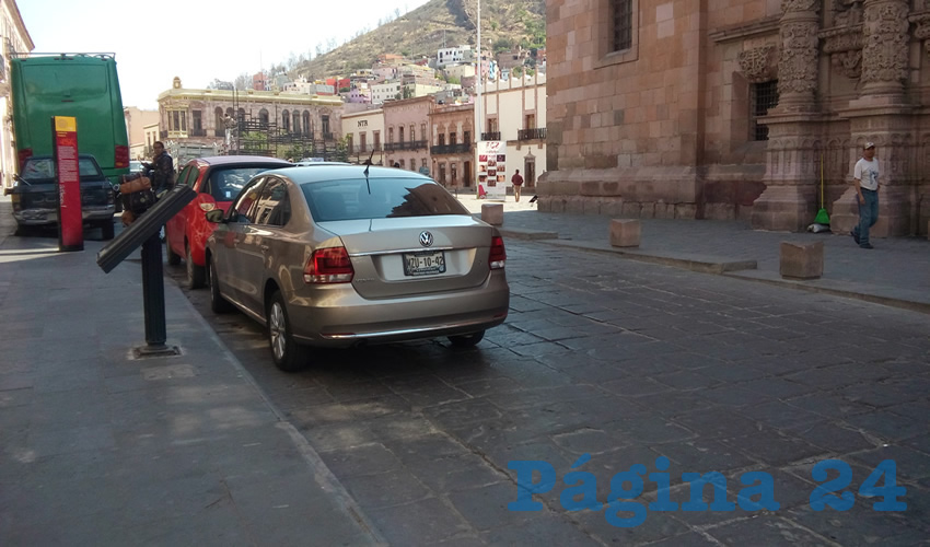 En esta ocasión, Página 24, captó como un automóvil conducido por sacerdotes, se estacionó en la plazuela Miguel Auza, justo afuera del edificio del Obispado, sin importar que en este espacio el estacionamiento esté prohibido. (Foto: Manuel Medina Castro)