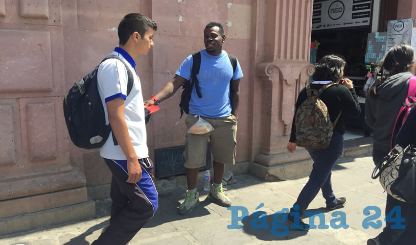 Edwin Rodolfo, indocumentado hondureño de 34 años de edad: “Me vine de Honduras porque la economía allá está bien dura, hay crisis porque no hay mucho trabajo, las maras están controlando todo, decidí salir de ahí”. (Foto: Cristo González)