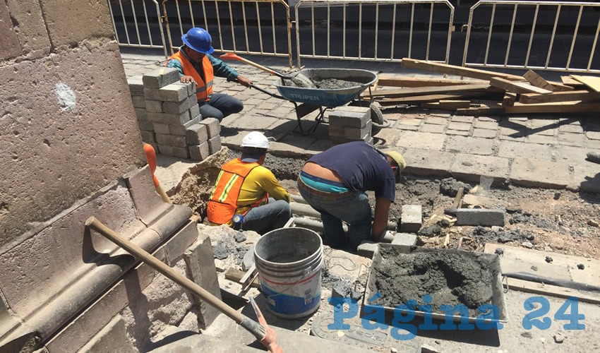 Estas obras muestran el desastre en el que se están realizando, debido a que hay montones de arena, adoquines, herramienta, material y escombro por todas partes, sin que se controle por parte de la constructora encargada de los trabajos de intervención. (Foto: Cristo González)