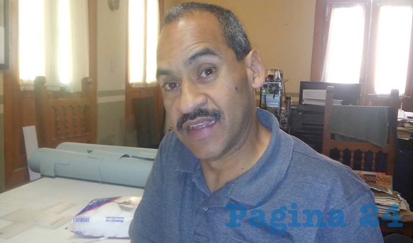 Jaime Robledo Martínez, encargado del área de documentación de la Fototeca Zacatecas: “En la imagen ya se han agrupado no sólo la foto convencional política o de grupos, sino la otra que se crea, se modifica, se tergiversa, que en momentos es difícil de identificar”. (Foto: Manuel Medina Castro).