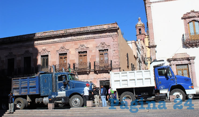 Juan Francisco Palacios, dirigente estatal de la CTM: “Los empresarios a nivel estatal se adjudican las obras. Hay obras en gobierno del estado, pero ellos acaparan todo, es un círculo, una corrupción que no vemos que se acabe, por esto nos manifestamos para reclamar el trabajo”. (Foto: Merari Martínez Castro)