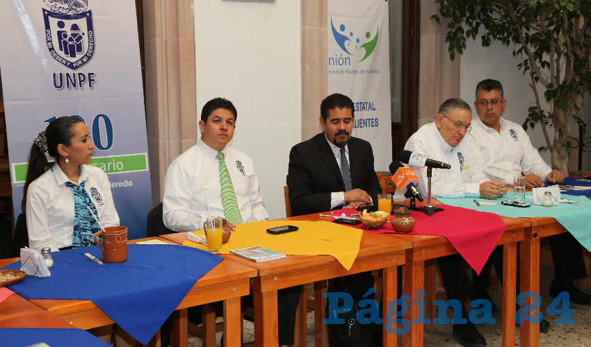 Rueda de prensa de la Unión Nacional de Padres de Familia (Foto: Eddylberto Luévano Santillán)