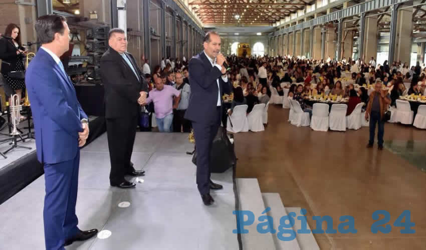 El gobernador Martín Orozco Sandoval, reconoció la vocación de las más de dos mil 200 educadoras en su labor diaria de enseñar a niños y niñas