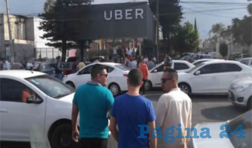 Los choferes que trabajan en la plataforma de transporte ejecutivo antes eran atentos, pero “se vició” el servicio, lamentaron usuarios de Uber, quienes criticaron que pese a esto las tarifas hayan aumentado/Foto: Archivo Página 24