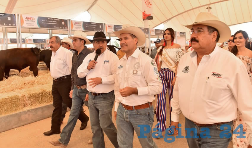 Orozco Sandoval realizó un recorrido por las corraletas en las que se exhiben las diversas exposiciones que se presentan en la primera etapa