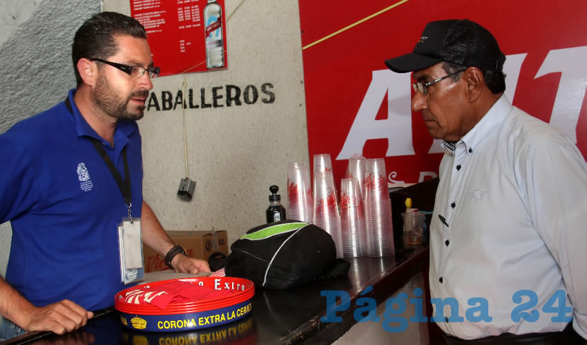 Todos los encargados de establecimientos de venta de alimentos deberán contar con constancia de capacitación sobre el manejo higiénico de sus productos