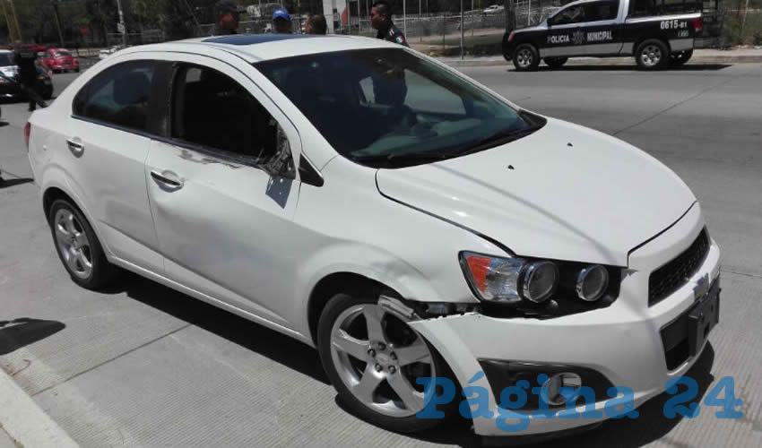 El vehículo Chevrolet Sonic blanco, con placas de circulación JND-51-83 del estado de Texas