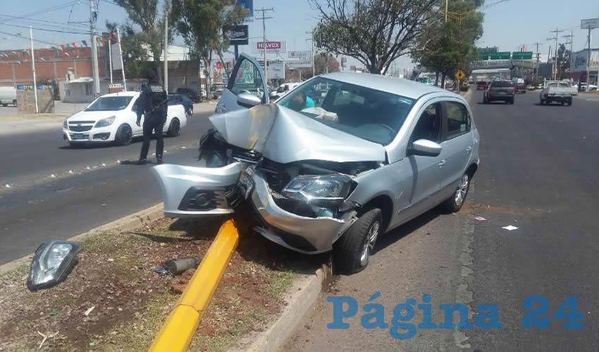 Por manejar imprudentemente, Eduardo fue colisionado y estampó su Gol contra un poste