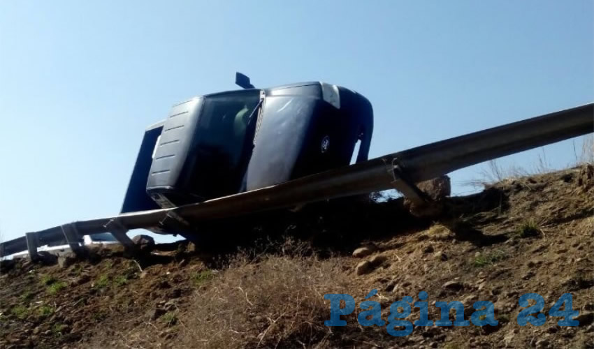 La valla metálica soportó el peso de la Ford Lobo