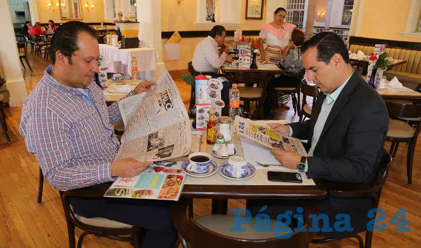 Luis Rivera Vargas y Jaime Beltrán Martínez, secretario del Ayuntamiento de Aguascalientes, compartieron el pan y la sal en Sanborns Francia