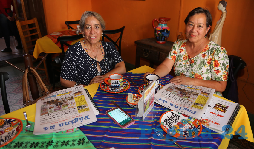 En el Mercadito Gastronómico Colón compartieron el primer alimento del día Esthela Cervantes Reyes y Silvia Martínez Díaz
