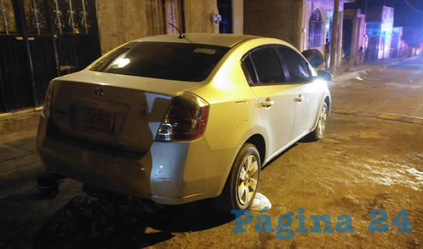 “El Chatarro” quedó tirado junto a esta automóvil Nissan Sentra, siendo posteriormente trasladado al Hospital Hidalgo