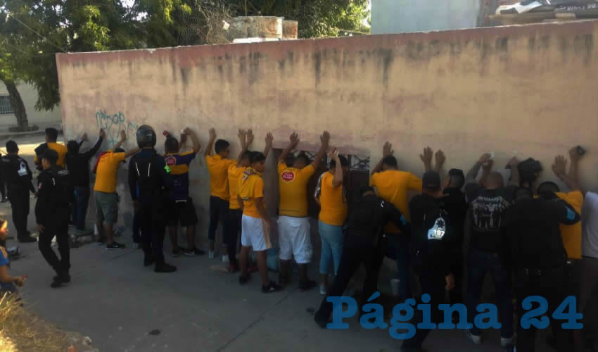 Varios rijosos fan&aacute;ticos de la UANL fueron arrestados en junto a las v&iacute;as del tren, en la esquina con la calle Nueva de la Paz