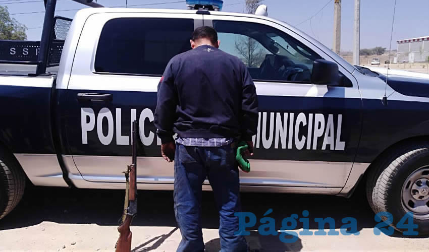 Celso &ldquo;N&rdquo; &ldquo;N&rdquo;, junto al rifle calibre 22.