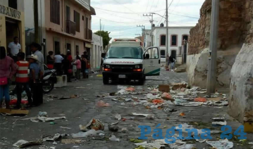 De acuerdo con versiones de tianguistas de la zona, el hombre llegó al tianguis para refugiarse pues dos sujetos armados lo seguían, pero al llegar al lado de un puesto de ropa, frente a las citadas oficinas lo asesinaron a sangre fría.