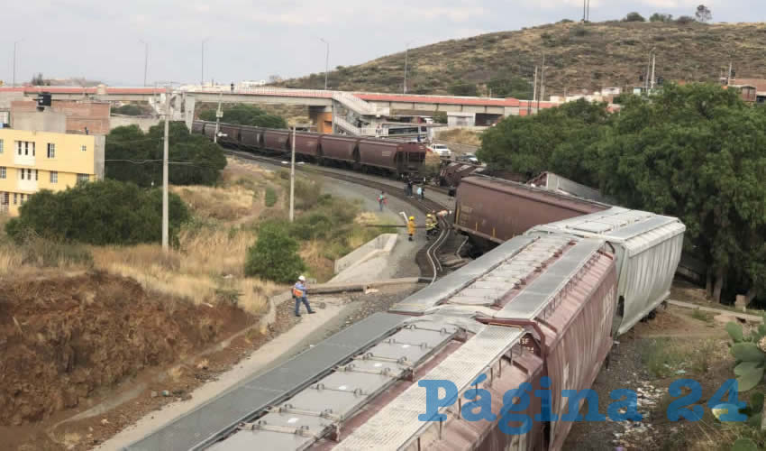 El director general de esta dependencia federal se presentó en el lugar del siniestro para supervisar estas tareas que son realizadas por trabajadores del Departamento de Transporte Ferroviario en el kilómetro A - 702.1 donde se revisará el estado de las vías en este tramo y la unidad accidentada en general.