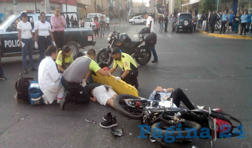 Los dos tripulantes de la moto fueron hospitalizados tras estamparse contra una camioneta, en el cruce de las avenidas Adolfo López Mates y José María Chávez