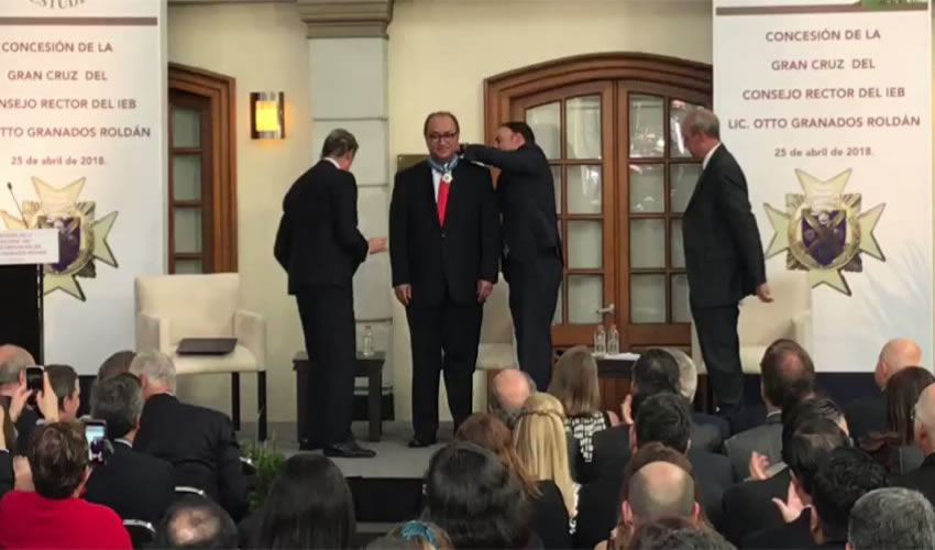 Otto Granados Rold&aacute;n fue galardonado con la distinci&oacute;n acad&eacute;mica de la Gran Cruz del Consejo Rector del Instituto de Estudios Burs&aacute;tiles de Espa&ntilde;a