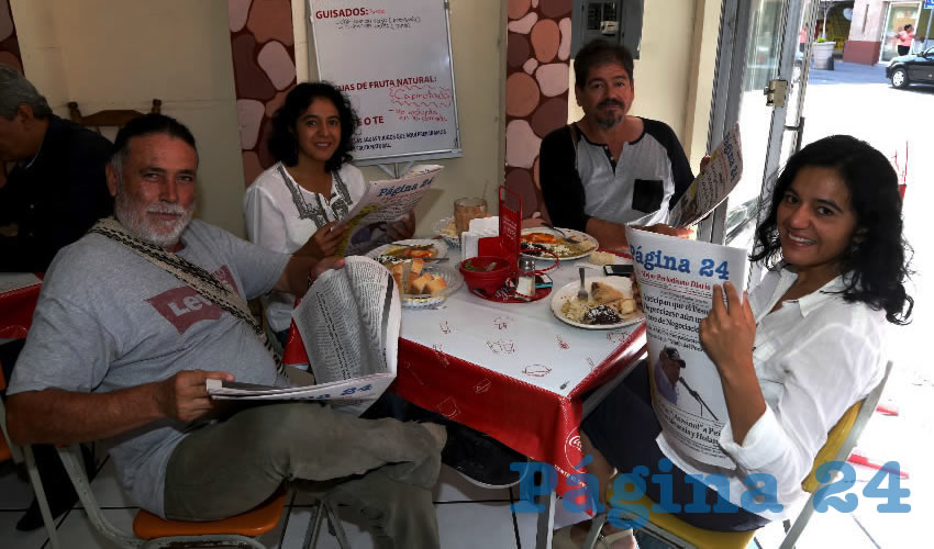 En Fuentes de Sodas Mapi compartieron el primer alimento de la mañana Tomás González Lara, Circe Quiroz Bernal, Humberto Hernández Padilla y Sabrina Quiroz Bernal
