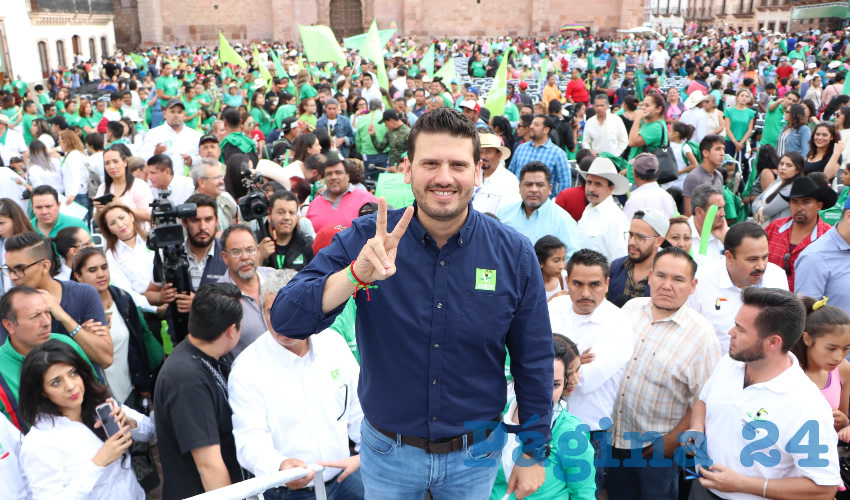 Cuauhtémoc Calderón Galván: “No es que nos emocione estar en esa silla. Tenemos un gran compromiso con la ciudad que nos vio nacer y seguramente me verá morir. Estoy convencido que Zacatecas puede tener las cosas mejores, que puede funcionar mejor. Por eso no venimos con rencores, ni a buscar hacia atrás, ni buscar culpables. Venimos a trabajar hacia delante”, dijo en su discurso (Foto Rocío Castro Alvarado)