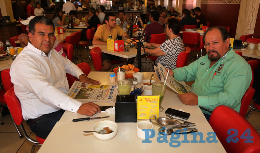 En el restaurante Mitla almorzaron Cuauht&eacute;moc Escobedo Tejada, presidente municipal de Pabell&oacute;n de Arteaga; y Cecilio &Aacute;vila Garc&iacute;a, secretario general de la CIOAC