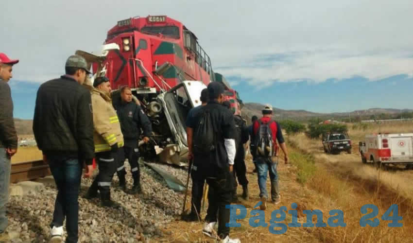 La máquina 4641 de ferromex arrastró por varios metros al camión recolector de basura, dos de sus tripulantes fallecieron en el hospital (recuadro) (Foto: Cortesía)