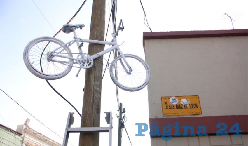 Organizaciones civiles dedicadas al fomento del uso de la bicicleta llevaron a cabo la colocaci&oacute;n de la bicicleta blanca