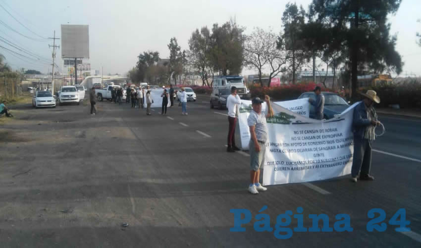 La primera marcha fue las ocho de la mañana; la segunda a la una de la tarde y la tercera las cinco, por lo que se generaron severos congestionamientos viales, dado que también se trata de horas en donde hay salidas y llegadas de vuelos nacionales e internacionales, lo que provocó molestias entre algunos usuarios/Fotos: Francisco Andalón López