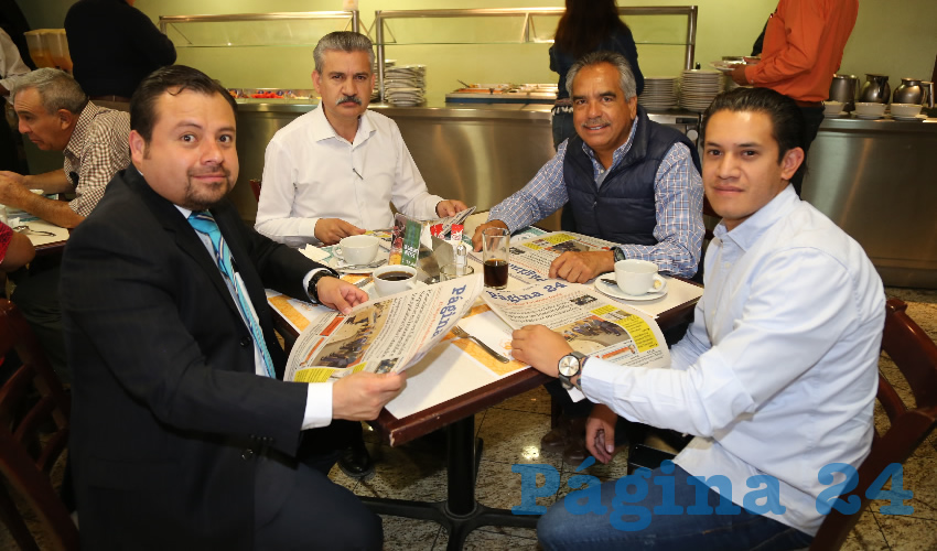 En el restaurante La Rueda del Hotel Quality Inn desayunaron Alejandro Pardéve, Eduardo Chavarría Macías, presidente estatal del partido Nueva Alianza; Armando Quesada Chávez, candidato a diputado federal por el Distrito 02; y Omar Jorge Ruiz Esparza.