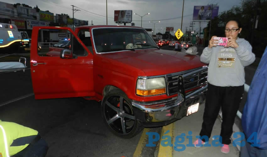 La camioneta chocó contra la malla ciclónica y luego se estrelló contra el barandal
