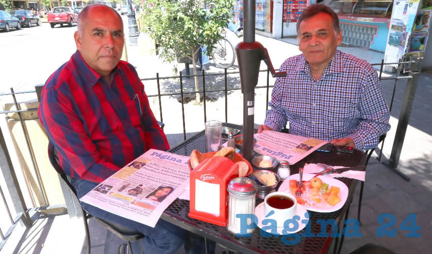 Rafael Ramos Aguilera, delegado nacional de Maestros por México AC; y Javier García Zapata, vocal de la asociación civil en mención; compartieron el pan y la sal en el restaurante Mitla