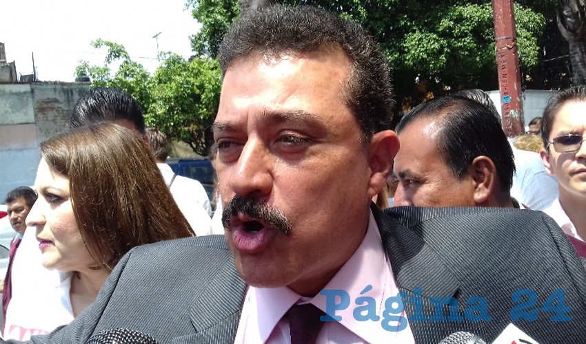 Revira Carlos Lomelí a la denuncia interpuesta en la PGR: “Cuando se te termina el discurso y cuando dejas de penetrar en la simpatía y en el cariño de los ciudadanos, tienes que empezar a hacer en el caso de esto guerra de lodo, es una calumnia pues, pero además se trajeron gatilleros de lo más bajo, de la Ciudad de México, les faltaron pantalones para ponerla ellos/Foto: Francisco Andalón López 