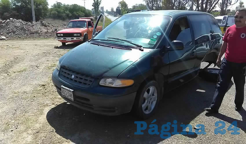La camioneta Chrysler Voyager recibi&oacute; el golpe en la parte trasera izquierda