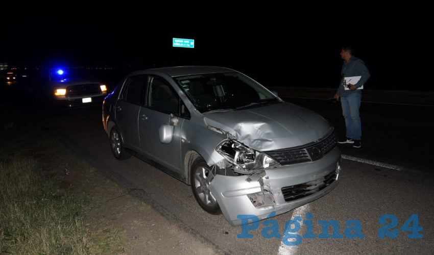 El vehículo Nissan Tiida que conducía Armando Hernández Ortiz