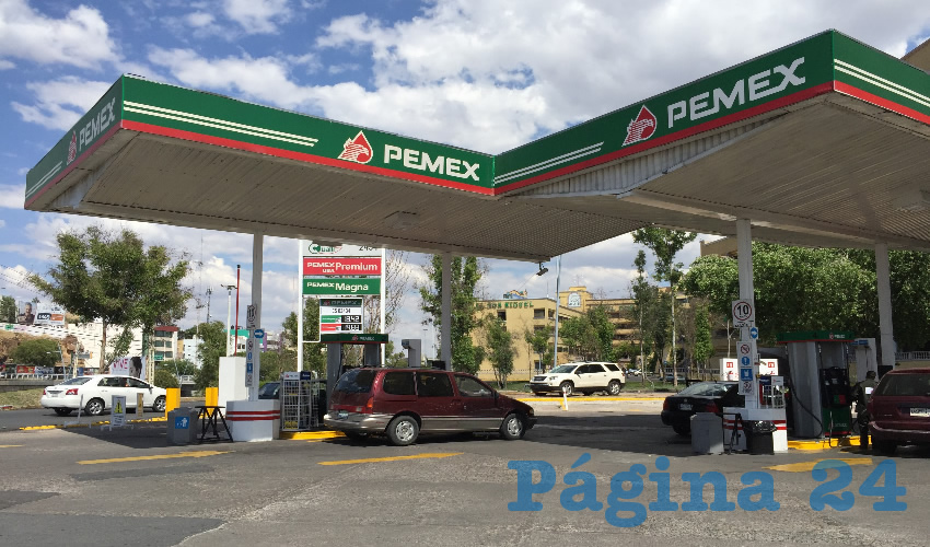 En la ciudad de Zacatecas, por lo general, el litro de gasolina Regular (conocida popularmente como verde) se encuentra entre 17 y 18 pesos (Foto: Archivo Página 24)