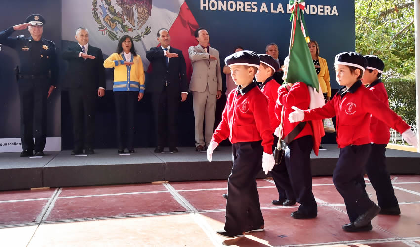 El gobernador Martín Orozco Sandoval encabezó la ceremonia de Honores a la Bandera en el Jardín de Niños Eva Sámano de López Mateos