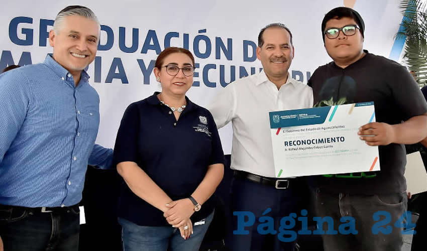 Martín Orozco Sandoval, entregó certificados de primaria y secundaria a egresados del Instituto para la Educación de las Personas Jóvenes y Adultas de Aguascalientes