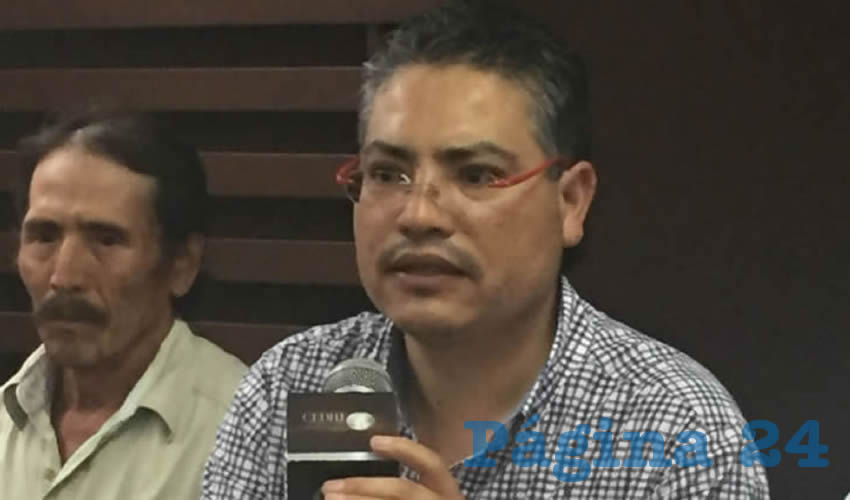 Fernando Ríos, de la Red Nacional de Organismos de Derechos Humanos Todos los Derechos para Todas y Todos, en compañía de representantes de comunidades wixárikas y tehepuanas afectadas, exigieron que el alcalde con licencia de Villa Guerrero reconozca sus derechos ancestrales, y “de paso” frene la violencia en su contra/Foto: Cortesía 
