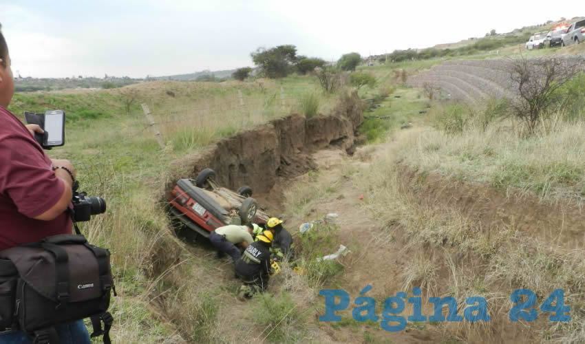 El automóvil Nissan Tsuru terminó su loca carrera en un desnivel