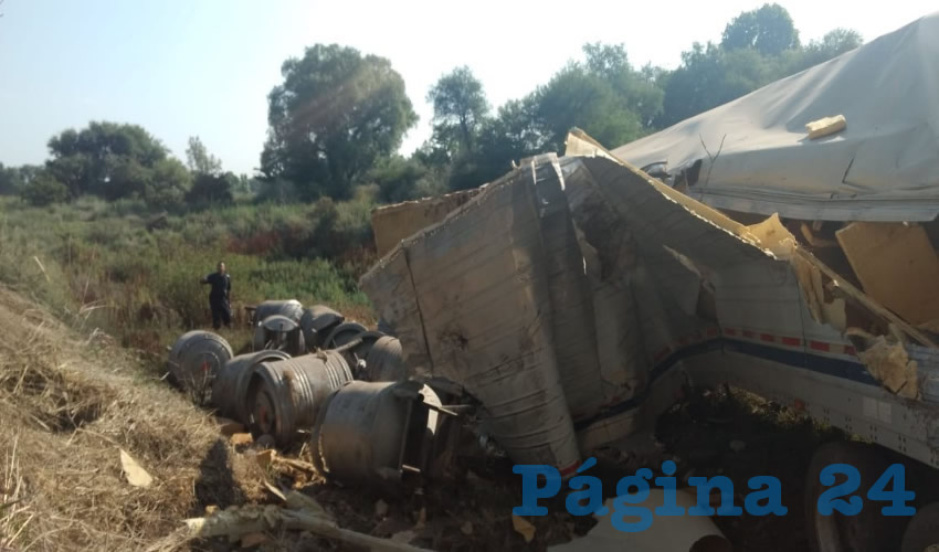 La caja, en la que transportaban melaza, qued&oacute; destruida