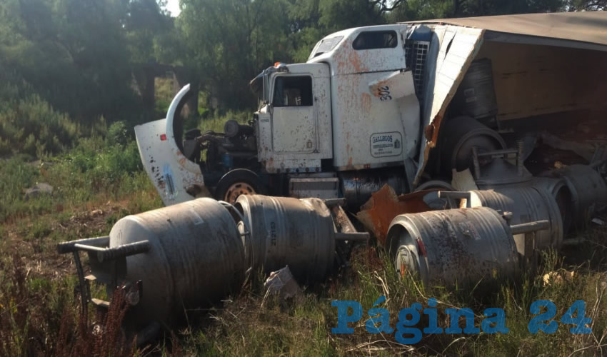 El tr&aacute;iler se volc&oacute; en la carretera federal 45 norte