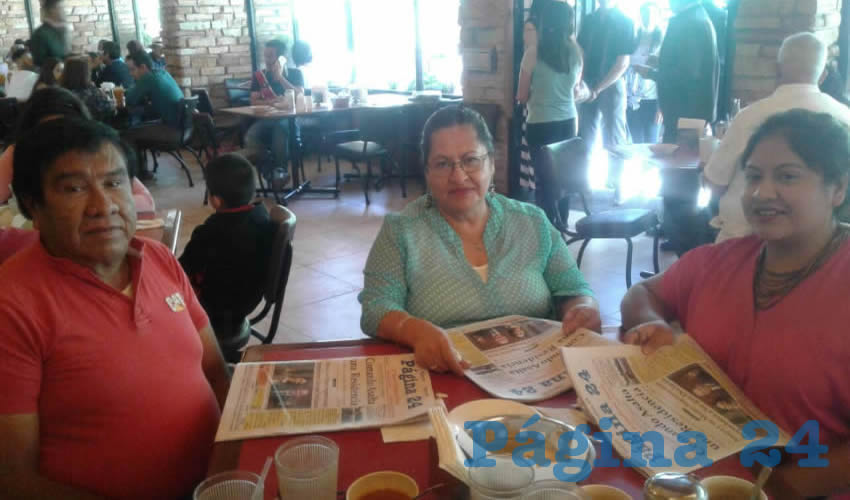 En el restaurante Las Antorchas tomaron su primer alimento del día Remigio Céspedes, Alina Céspedes y María Luisa Serna