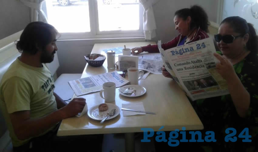Gabriel Ruvalcaba, Minerva Ruvalcaba e Irma Minerva Castro desayunaron en el restaurante Del Centro